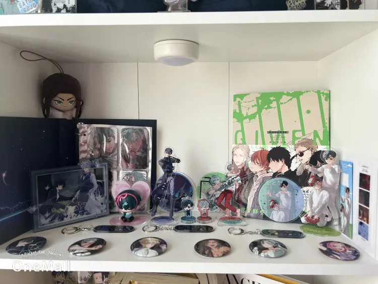 alien stage & geto merch! by Cece - OneMall
